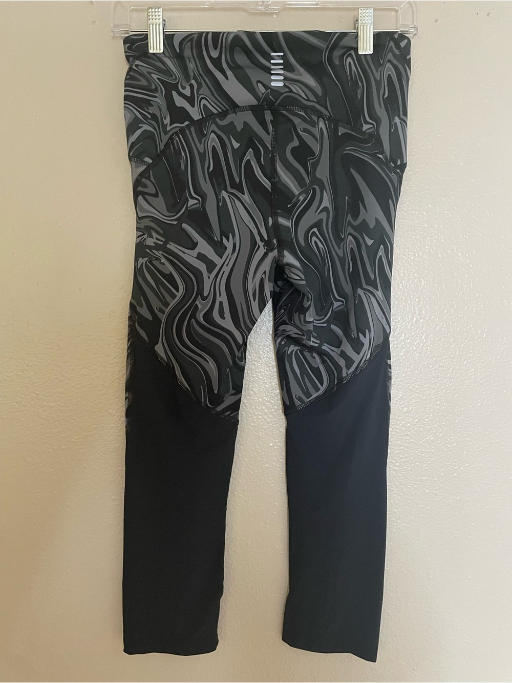 Under Armour Women’s Black Marble Print High-Rise Crop Leggings size Medium - Picture 4 of 13
